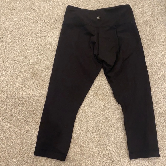 Lululemon Size 4 Black Cropped Leggings